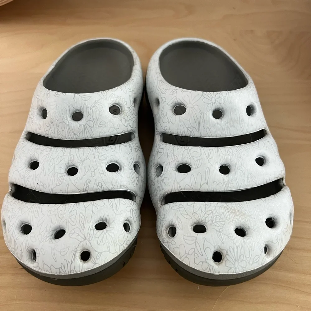 Keen Yogui Arts slides, size 5, EUC - Picture 2 of 3